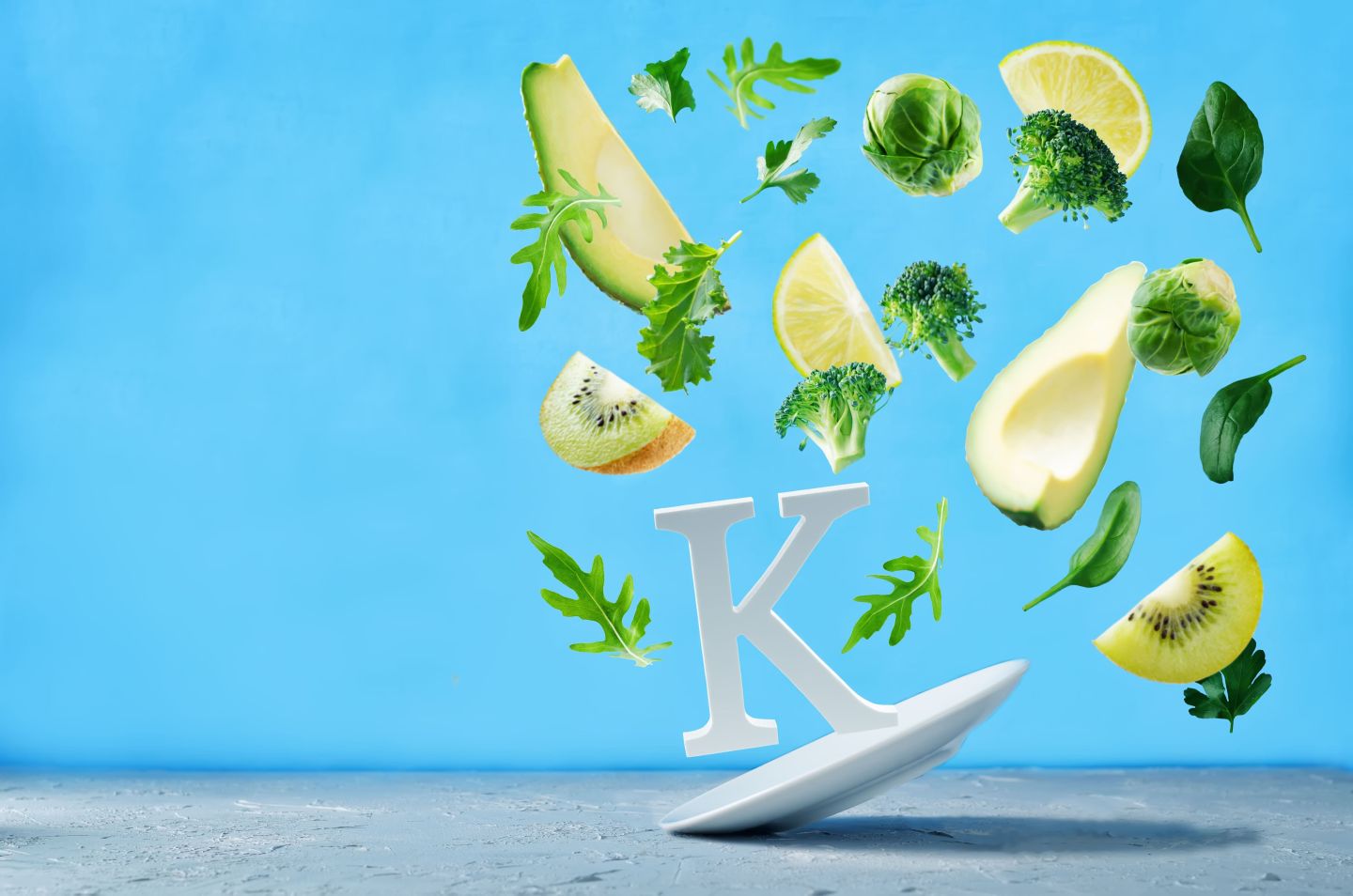 Vitamin K Tagesbedarf – Empfehlungen für eine ausreichende Zufuhr von Vitamin K. Vitamin K Tagesbedarf: Wie viel Vitamin K du täglich benötigst und wie du es durch die Ernährung aufnimmst.